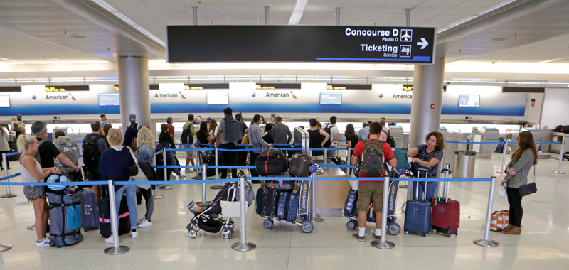Cola en un aeropuerto. AP